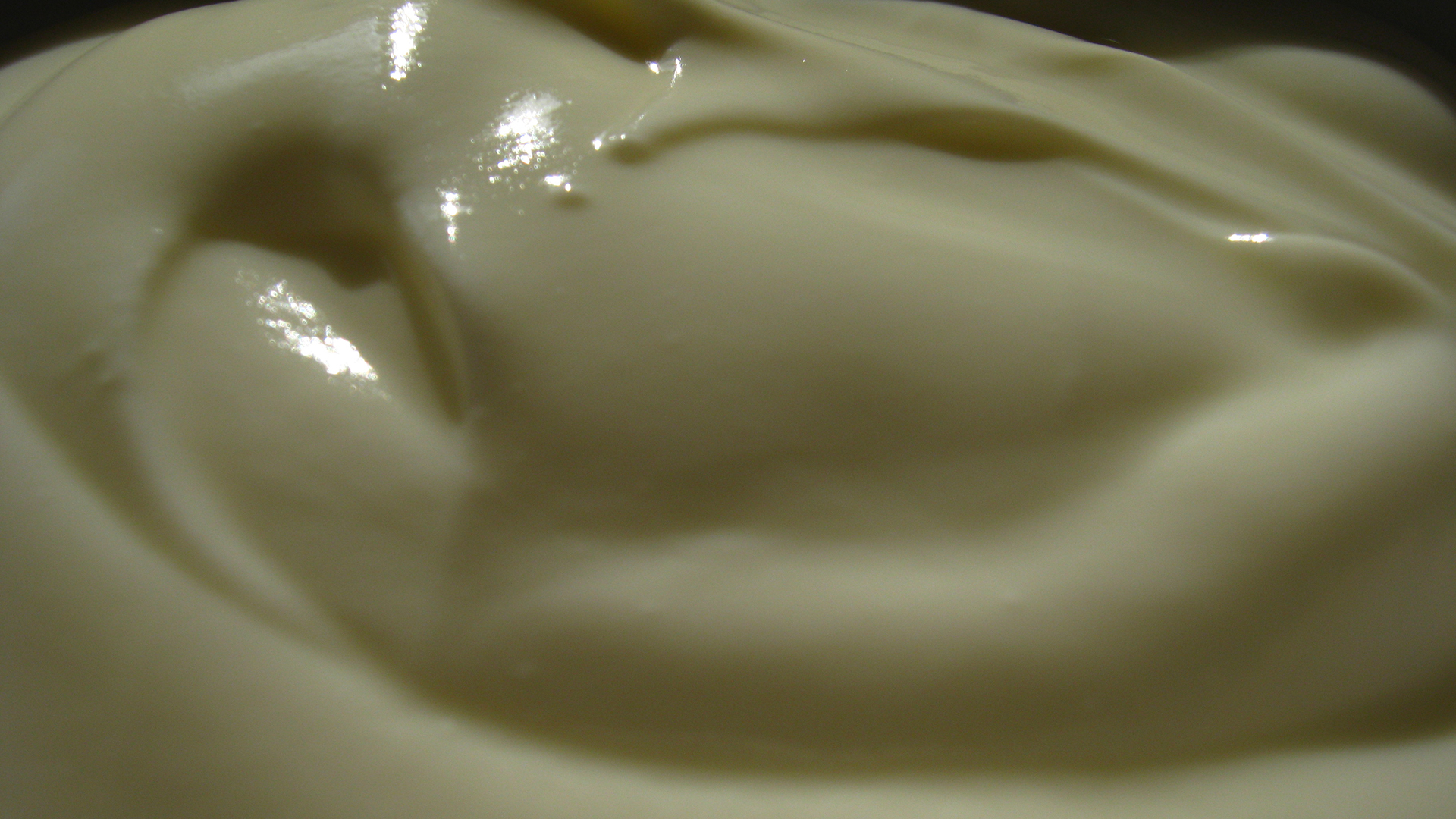 A serving of natural yoghurt (Credit: BBC)